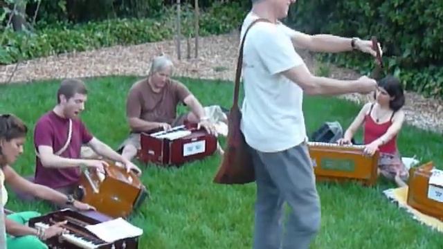 Harmonium class with Daniel Tucker at Jai Uttal's Kirtan Camp 2009 смотреть онлайн