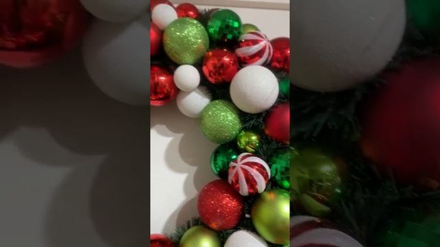 Raz 24" Red, White, and Green Ball Ornament Christmas Wreath W4102313 смотреть онлайн