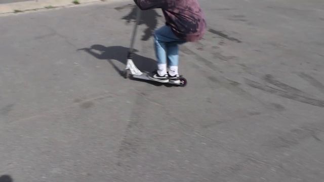 КАТАЕМ НА САМОКАТЕ НА БРУСНИЧКЕ (ПОЛНОЕ ВИДЕО) смотреть онлайн