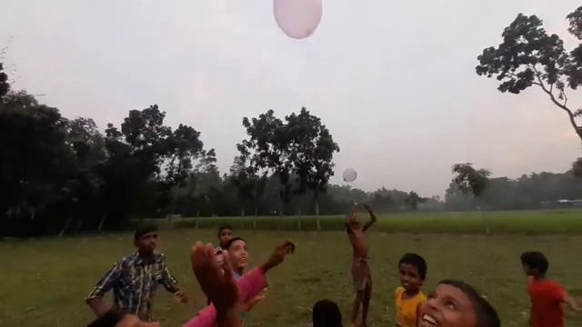 Kids play funny game with balloon on the field смотреть онлайн