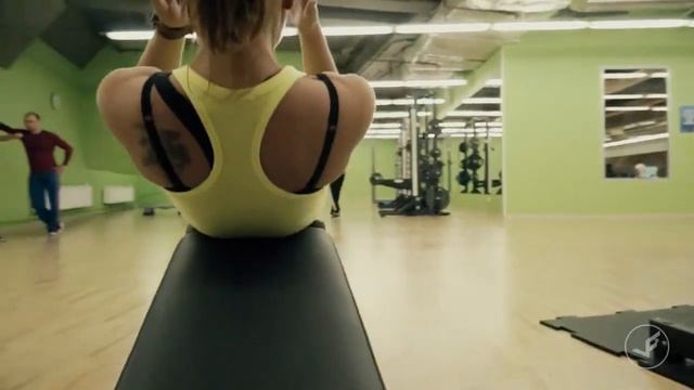 Скручивания туловища на наклонной скамье для пресса смотреть онлайн