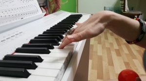 КАК ДЕРЖАТЬ РУКИ НА ПИАНИНО ?