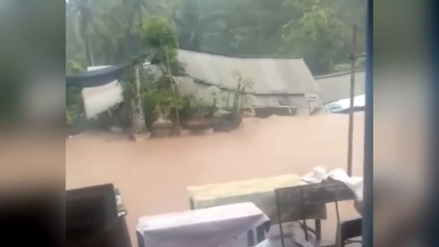 People are in tears! Villages are underwater after the flood in Java, Indonesia смотреть онлайн