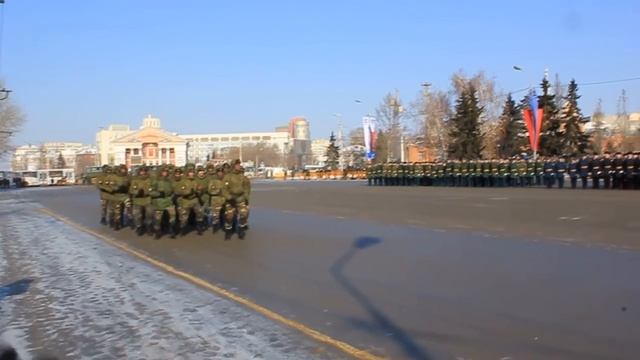 Курсанты Омского танкового института из Анголы выступили на параде (видео НГС) смотреть онлайн
