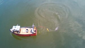 Поимка рыбы с помощью радиоуправляемого кораблика