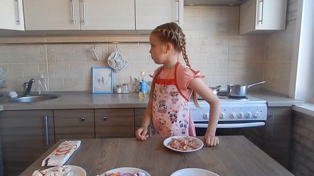Готовим ЛАПШУ СО СВИНИНОЙ вместе с Варей смотреть онлайн