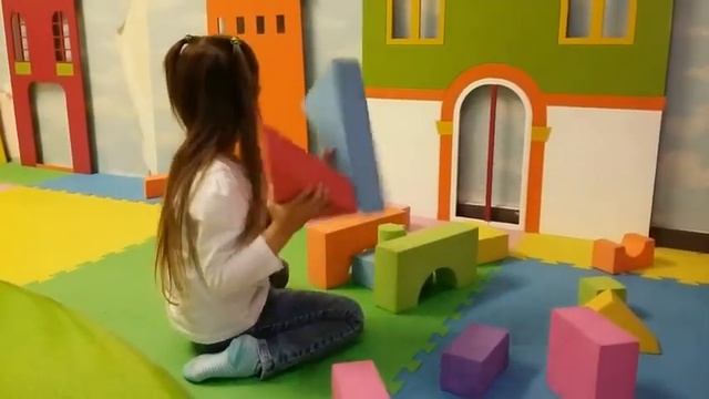 Learn color ИГРЫ в Детском городке ИГРЫ в ПРЯТКИ Детская игровая комната Видео для детей Melissa T смотреть онлайн