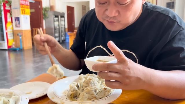 胖龙安排饺子盛宴，爷仨吃四盘饺子，一口一个太过瘾了【胖龙的小生活】 смотреть онлайн