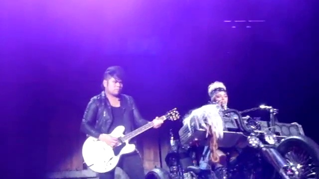 StuckonFuckin'You(ZiggoDome,09-18-12) смотреть онлайн