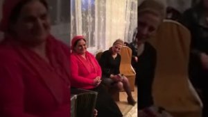 Чеченка поёт и играет на гармошке