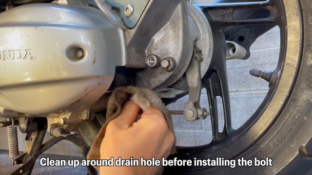 Honda PCX 125 - Final Drive / Transmission Oil Change | Mitch's Scooter Stuff смотреть онлайн