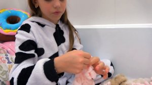 24 часа в ВАННОЙ Настя связала ШАПКУ из Ализе пуффи ЧЕЛЛЕНДЖ My little Nastya