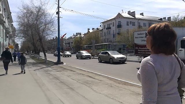 КТМ-8 в прикольной раскраске с подсолнухами отходит с ост. Нефтяников (Орск) 07.05.18 смотреть онлайн
