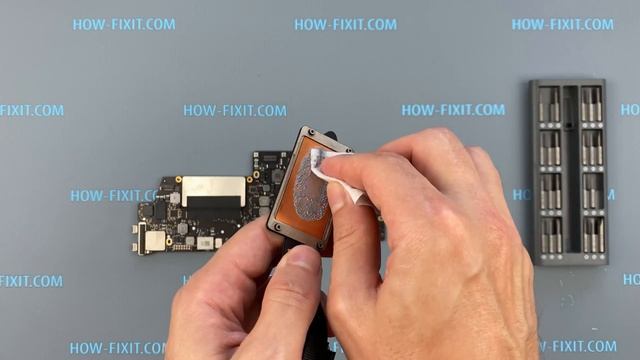 MacBook Pro 13 A1708 Disassembly, fan cleaning and thermal paste replacement смотреть онлайн