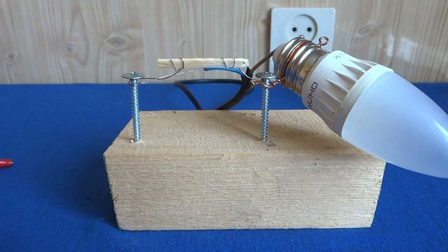 Как "Дерево проводит ток"? Электрический Физический Эксперимент с лампочкой. смотреть онлайн