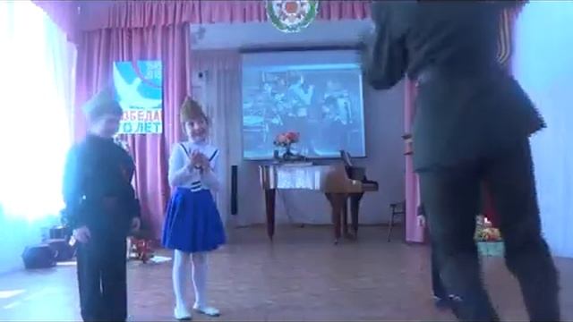 Инсценировка поэмы В Тёркин и Танецевальная композиция к песня Смуглянка смотреть онлайн