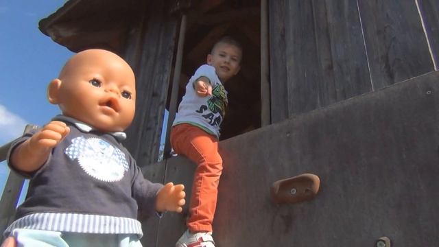 Доминика c братьями и куклами играют на детской площадке смотреть онлайн
