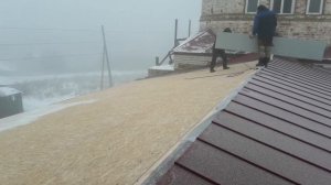 Покрытие крыши храма железом.