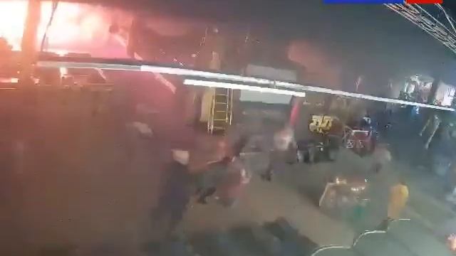 Камера видеонаблюдения засняла начало губительного пожара в кемеровском торговом центре смотреть онлайн