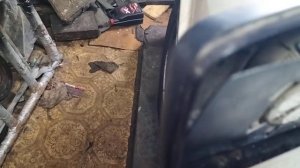 замена зеркального элемента механического зеркала заднего вида слева  Ауди 80 б4 часть 1