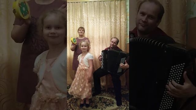 Исполняет семейное трио «Игорь, Вера и Настенька Пискаревы», песня «Вишенки - сережки» смотреть онлайн