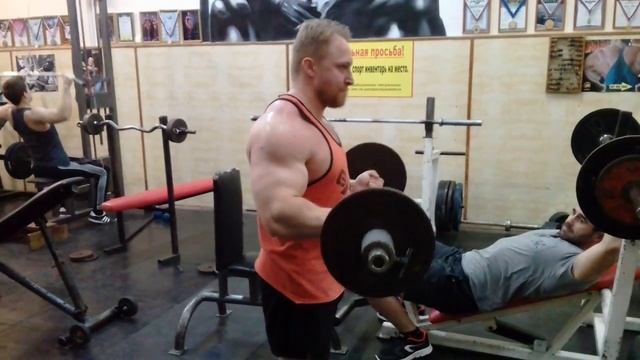 Сгибания изогнутым грифом - не очень люблю это движение, но для разнообразия можно. смотреть онлайн