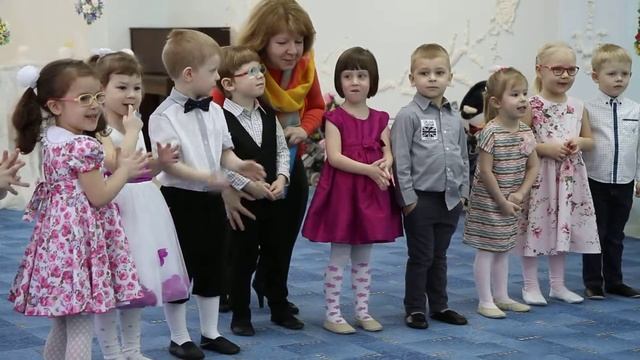 Артем и Олеся рассказывают стишки на Утреннике 8 Марта в садике смотреть онлайн