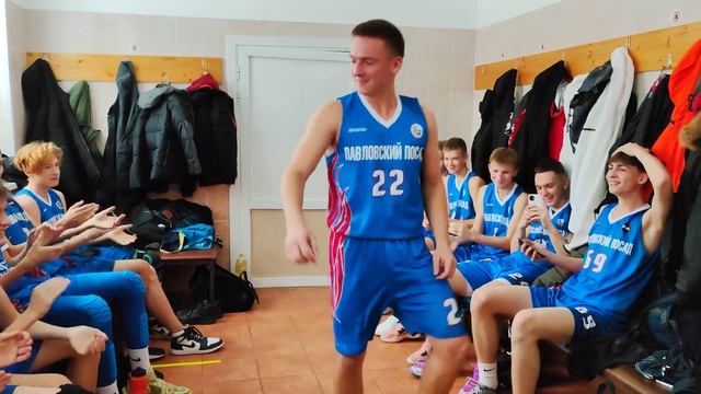 Новая традиция, наверное, в команде 2008 г.р. Перед выходом из раздевалки Степан танцует Шафл? смотреть онлайн