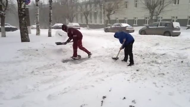 В Кирове врачи скорой помощи чистят дорогу, чтобы проехать смотреть онлайн