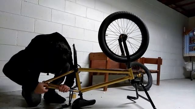 Wrapping My BMX Bike Gold. смотреть онлайн