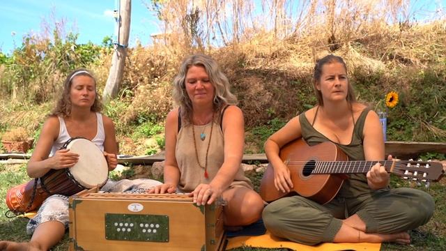 Govinda - Jahnavi Harrison Cover (Nadine, Dominique & Nancy) Mit Akkorden Für Gitarre & Harmonium