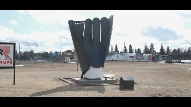 World's Largest Baseball Glove смотреть онлайн