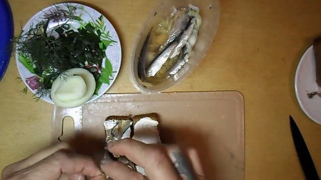 Бутерброд с маринованной килькой на закуску смотреть онлайн