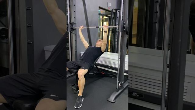 Жим штанги лежа под углом в Смите смотреть онлайн