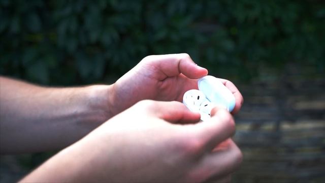 Силиконовый чехол с функцией беспроводной зарядки для наушников Apple AirPods смотреть онлайн