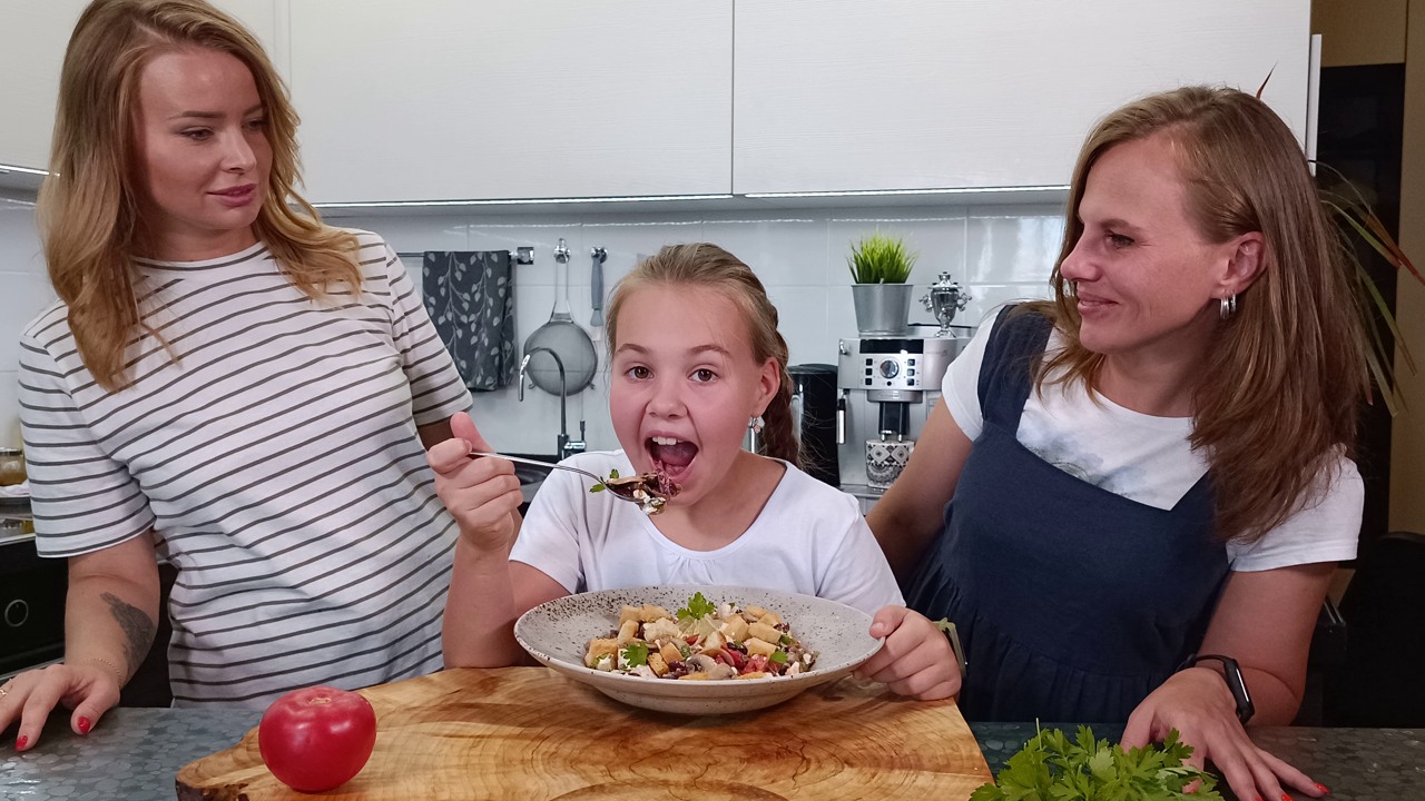 Готовим салат с председателем Болгарской НКА в Коми Галиной Костовой.