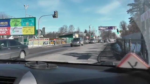 Первые уроки на автомате с новичком в потоке автомобилей. смотреть онлайн