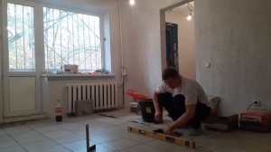 Укладка кафеля на кривую стяжку большими площадями. Кафель на толстом слое клея. Плитка на пол.