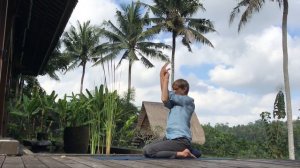 УТРЕННЯЯ ЙОГА ? [ ЙОГА УТРОМ дома ] ? Видеоурок йоги для начинающих на 10 минут I Лев Соловьев