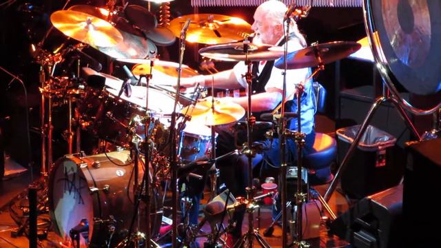 The Mac is back!! Drum Solo Mick Fleetwood Amsterdam Ziggo смотреть онлайн