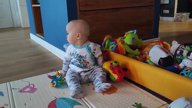 06.12.21 Малыш развалился на полу, как Обломов 🥰 Мама рассказыаает о самочувствии Роберта. смотреть онлайн