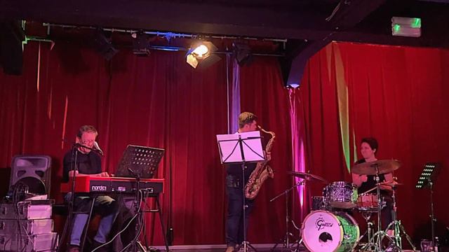 Stu Collingwood organ trio demo смотреть онлайн