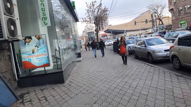 Ереванский дворик, вышли из пиццерии "Ташир Pizza". Ереван, Армения смотреть онлайн