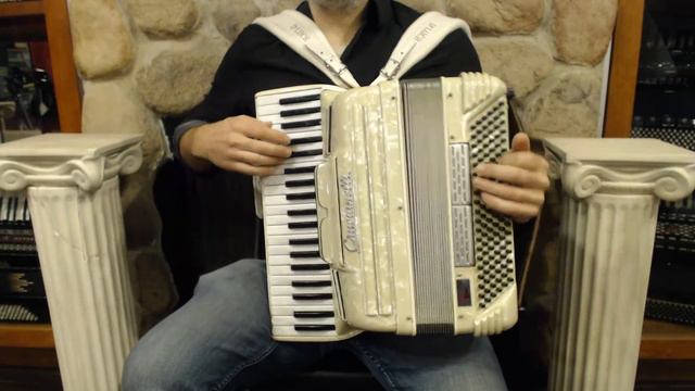 2383 - Cream Pearl Crucianelli Piano Accordion 41 120 LM $495 смотреть онлайн