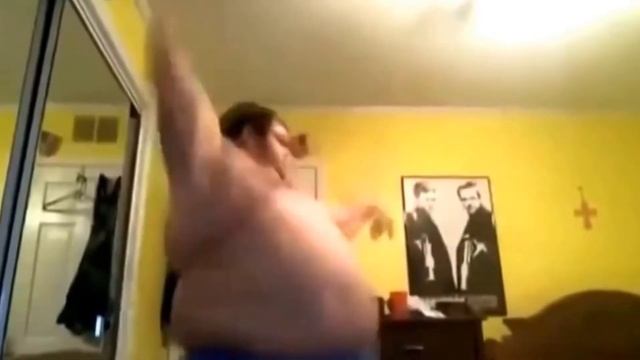 Жирный мужик танцует смотреть онлайн