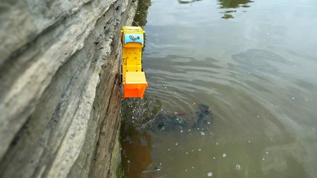 Грузовики везут огромный велосипед смотреть онлайн