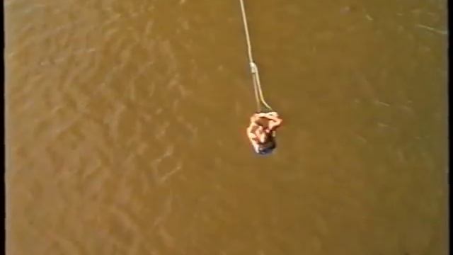 Прыжок с Астраханского Большого моста Большого Олега смотреть онлайн