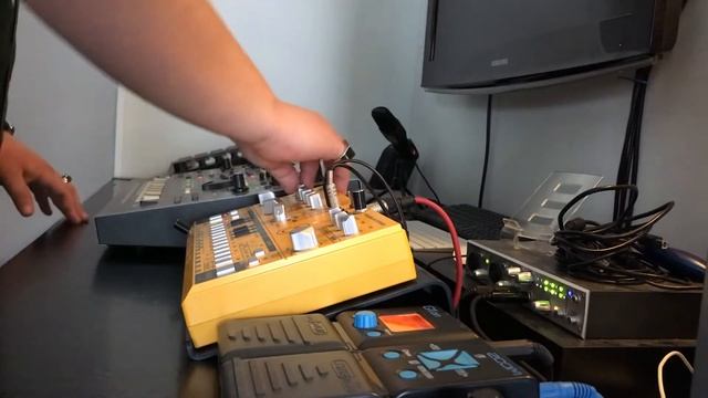 Varonos Acid Jam - Modded Behringer TD-3 - Roland MC 505 - ProCo Rat 2 - custom firmware Zoom G1on смотреть онлайн