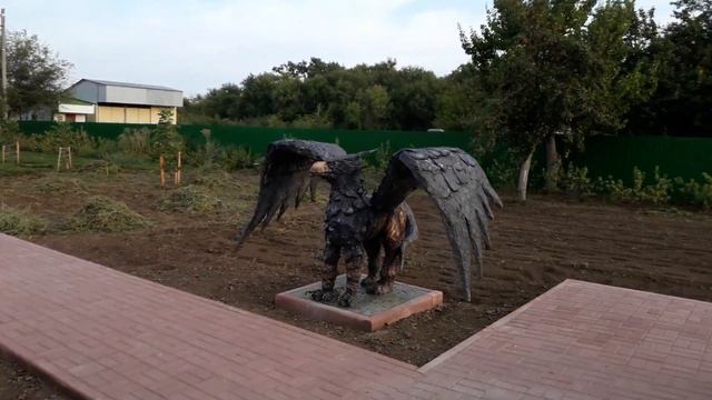 Сальск. Отель Берлога. Памятник ПОКЛОНИСЬ ВОИНСТВУ РОССИЙСКОМУ ВО ВЕКИ ВЕКОВ АМИНЬ смотреть онлайн