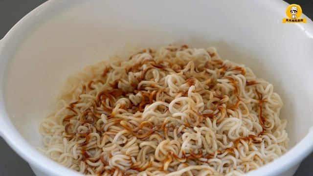簡單又特別美味的炒泡面，實在是太好吃了，做法簡單零失敗【天天相見廚房】#炒泡面 #炒麵 #noodlesrecipe #麵 смотреть онлайн